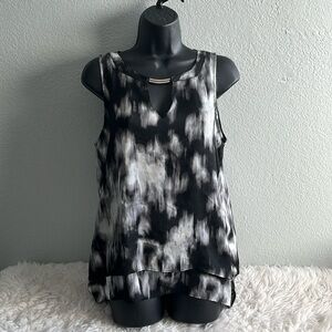 Black-and-white and gray tie-dye flare, short sleeve top
